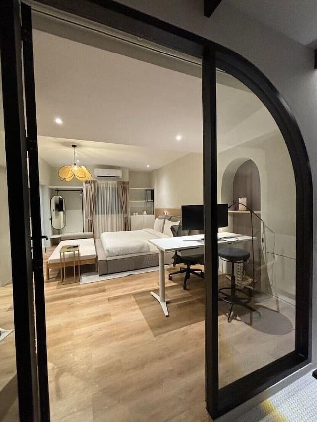 Suite with Workstation