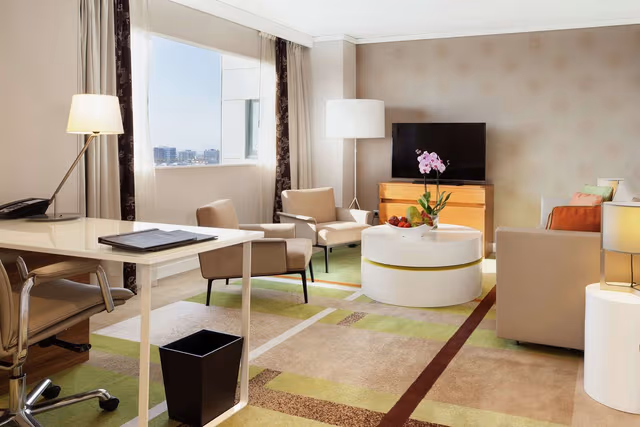 1 BEDROOM KING EXECUTIVE SUITE LOUNGE ACCESS