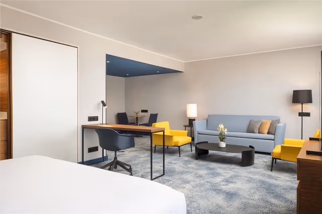 KING MASTER SUITE WITH LOUNGE ACCESS