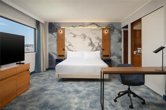 KING MASTER SUITE WITH LOUNGE ACCESS