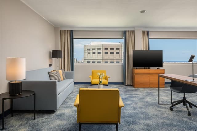KING MASTER SUITE WITH LOUNGE ACCESS