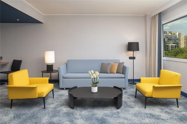 KING MASTER SUITE WITH LOUNGE ACCESS