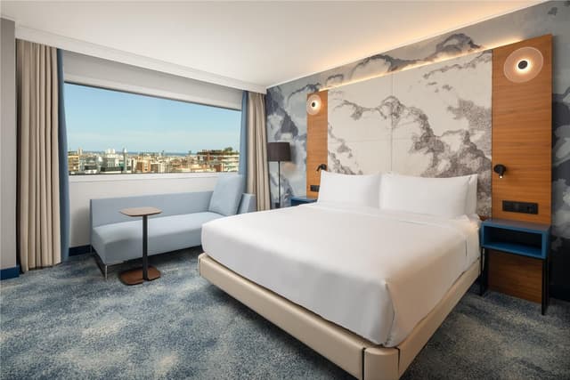 1 BEDROOM KING EXECUTIVE SUITE LOUNGE ACCESS