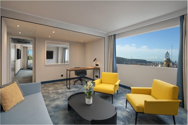 1 BEDROOM KING EXECUTIVE SUITE LOUNGE ACCESS
