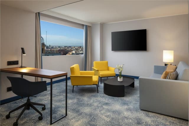 1 BEDROOM KING EXECUTIVE SUITE LOUNGE ACCESS