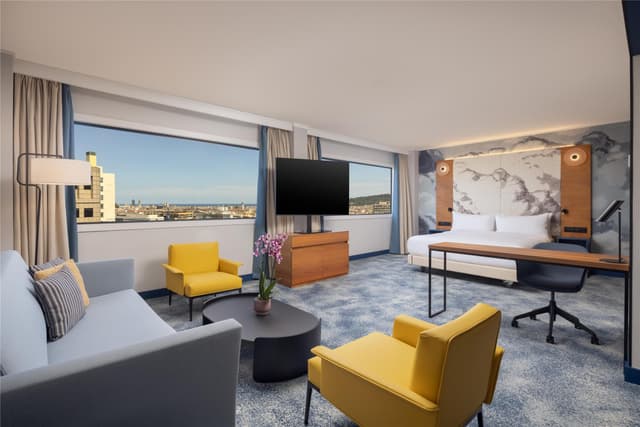 KING MASTER SUITE WITH LOUNGE ACCESS