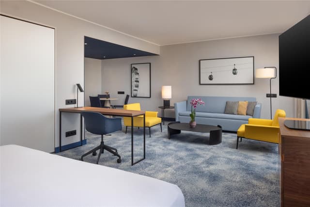 KING MASTER SUITE WITH LOUNGE ACCESS