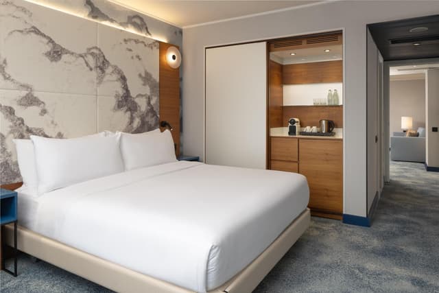 1 BEDROOM KING EXECUTIVE SUITE LOUNGE ACCESS