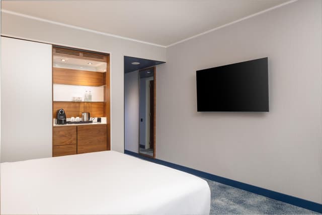 KING EXECUTIVE CORNER ROOM WITH LOUNGE ACCESS