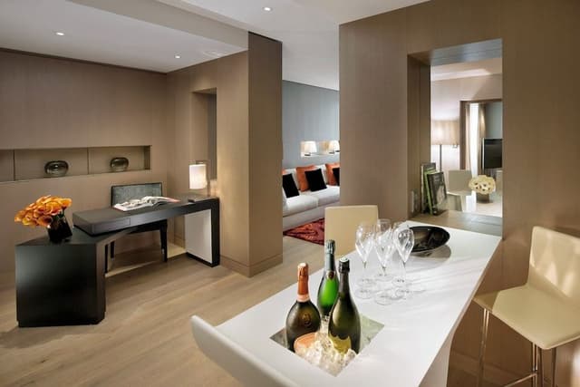 Couture Suite, Suite
