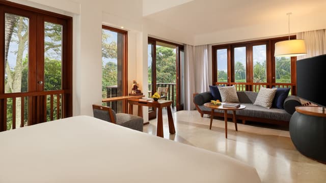 Impressive Forest Corner Suite King Bed