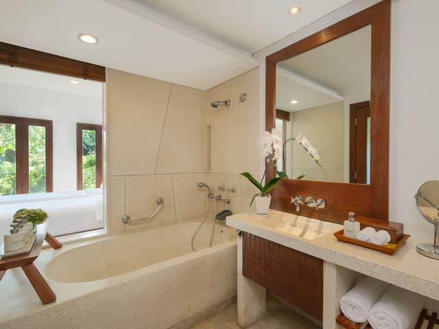 Impressive Forest Corner Suite King Bed