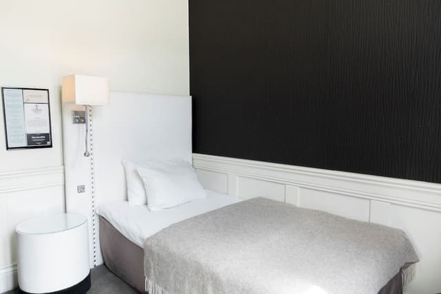 Single Room (Compact)