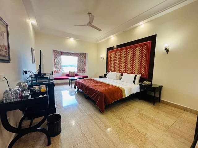 Room, 1 King Bed, Lake View