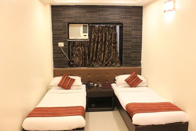 Deluxe Room, 1 Queen Bed, Smoking