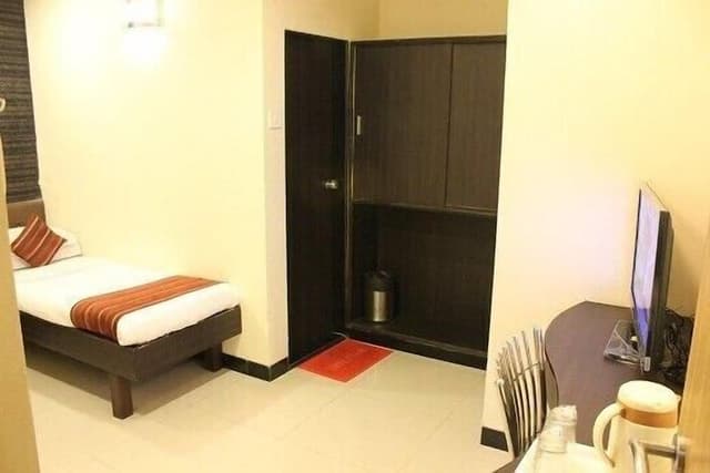 Deluxe Room, 1 Queen Bed, Smoking