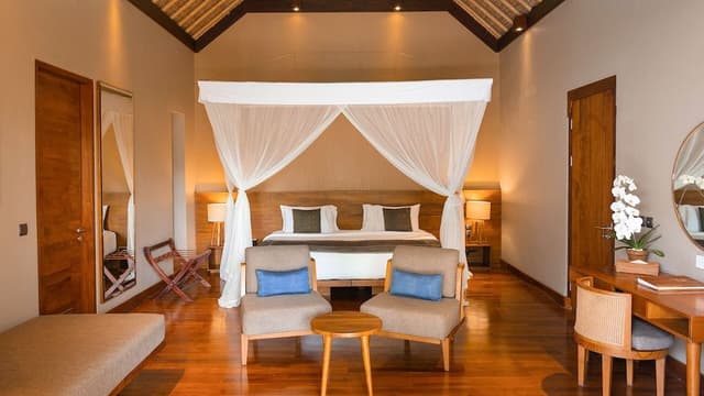 Hillside Pool Suite