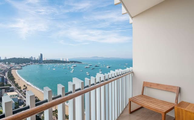 KING HILTON DELUXE - OCEAN VIEW