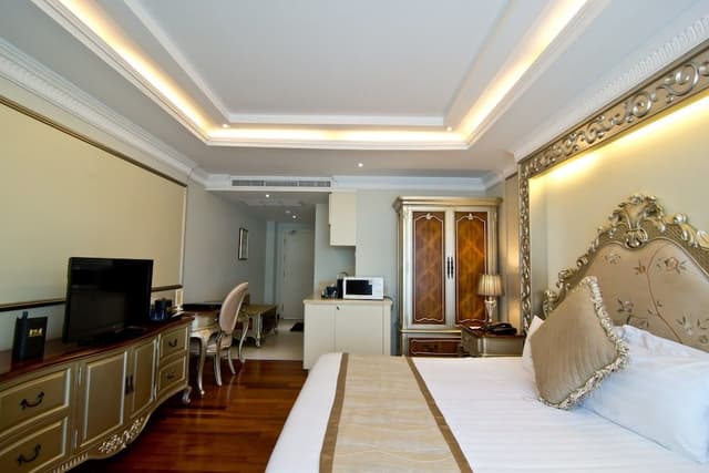 Deluxe city view with jacuzzi