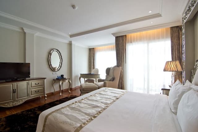 Superior Room, Jetted Tub, City View