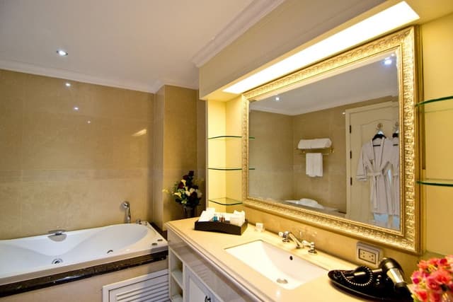 Deluxe city view with jacuzzi