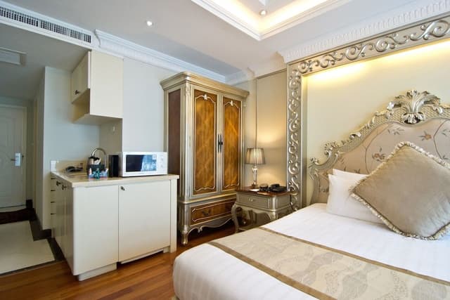 Deluxe city view with jacuzzi