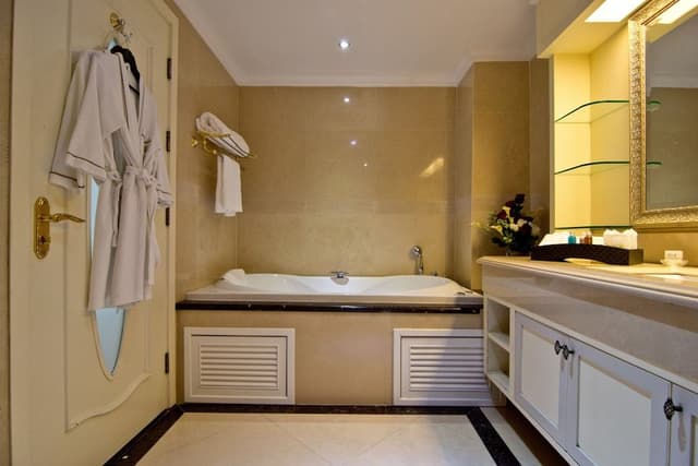 Deluxe city view with jacuzzi