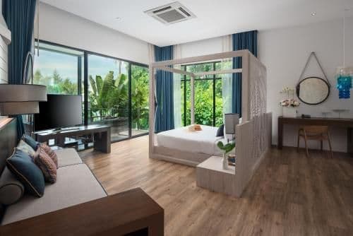 Junior Suite Pool View with Bathtub