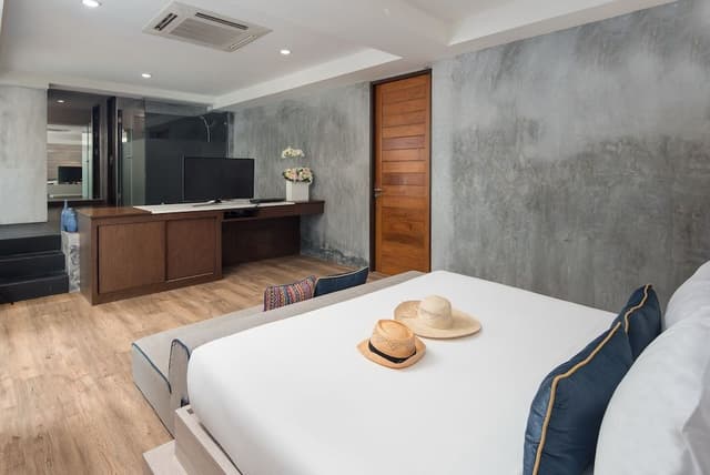 Premium Pool View with Bathtub - Double