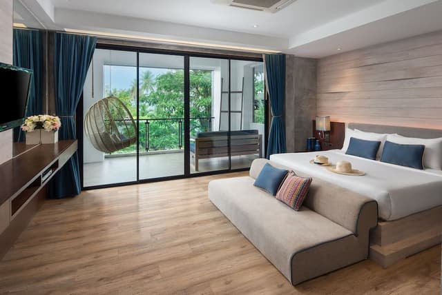Premium Pool View with Bathtub - Double