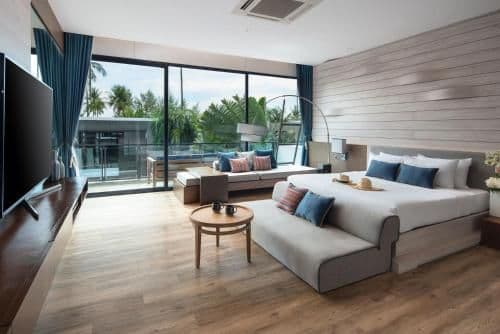 Junior Suite Pool View with Bathtub