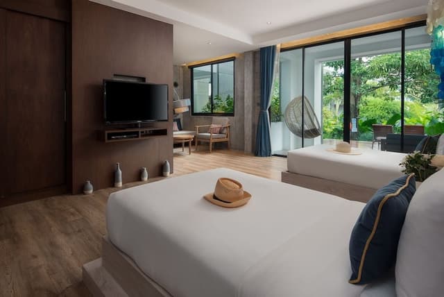 Premium Pool View with Bathtub - Double