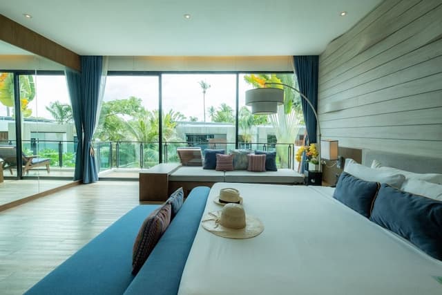 Junior Suite Pool View with Bathtub