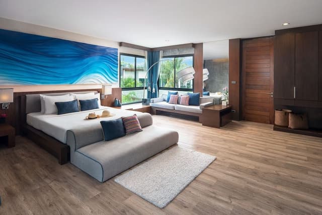 Junior Suite Pool View with Bathtub