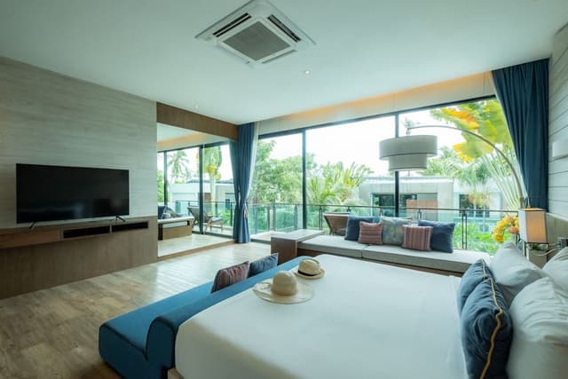 Junior Suite Pool View with Bathtub
