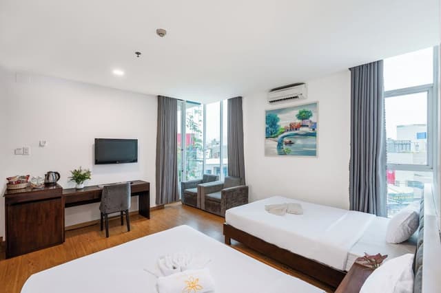 Family Room, 2 Queen Beds, Bathtub, City View