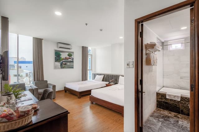 Family Room, 2 Queen Beds, Bathtub, City View
