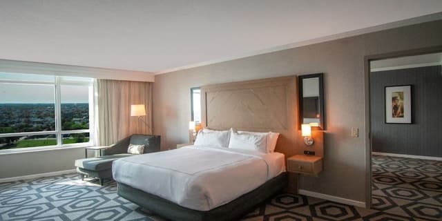 FORUM TOWER DELUXE SUITE KING CITYVIEW