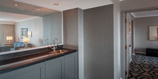 FORUM TOWER , DELUXE SUITE KING , RIVERVIEW