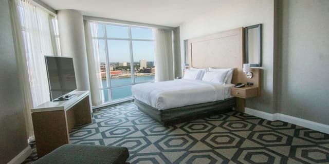 AUGUSTUS TOWER , DELUXE SUITE KING