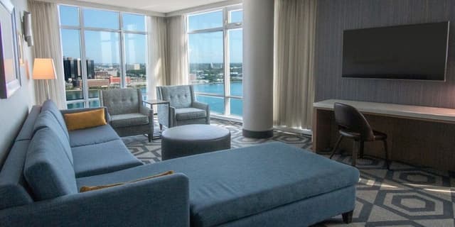 AUGUSTUS TOWER , DELUXE SUITE KING