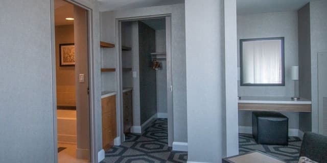 AUGUSTUS TOWER , DELUXE SUITE KING