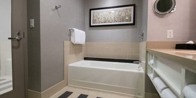 AUGUSTUS TOWER , DELUXE SUITE 2 BED