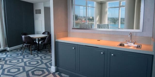 AUGUSTUS TOWER , DELUXE SUITE KING