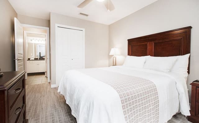 Executive Suite, 1 Queen Bed with Separate Office