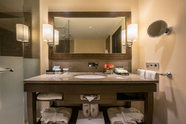 Standard Room, 1 King Bed, Balcony