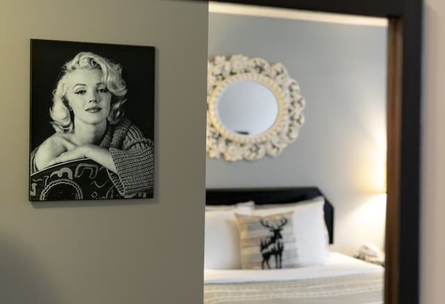 Black and White Queen Room