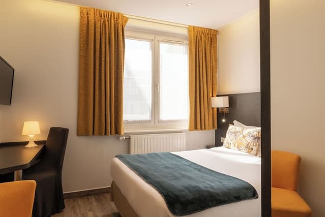 Single Room, City View (with shower)