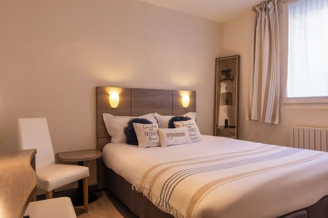 Single Room, City View (with shower)