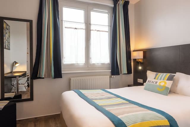 Single Room, City View (with shower)